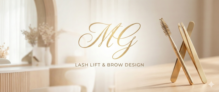 באנר יוקרתי בגווני בז' וזהב עם הלוגו MG Lash Lift & Brow Design, לצד פינצטה ומברשת גבות מוזהבות על שולחן עץ.