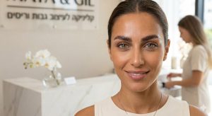 אישה מחייכת המציגה תוצאה טבעית של הטיפול בקליניקה של מאיה וגיל לעיצוב גבות וריסים.